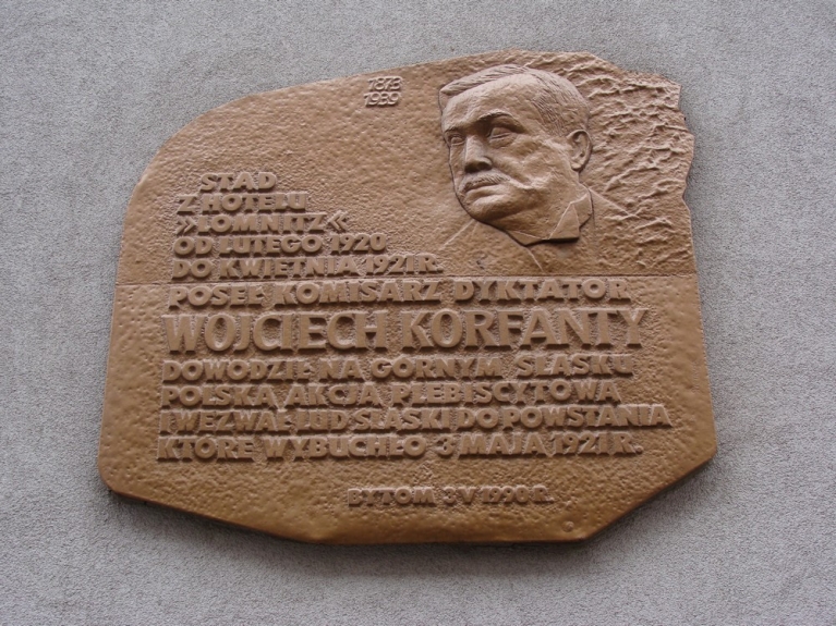 Tablica upamiętniająca Wojciecha Korfantego na budynku przy ul. Gliwickiej w Bytomiu